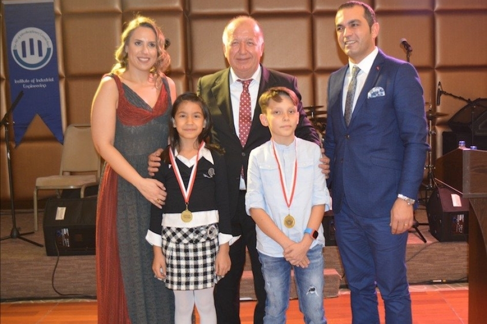 Nisa Üresin and Baki Cem Sirkecioğlu, the winners of the best picture and description award on waste and efficiency, were given their awards by DÖSİAD YKB Ms. Gültekin Gencer.