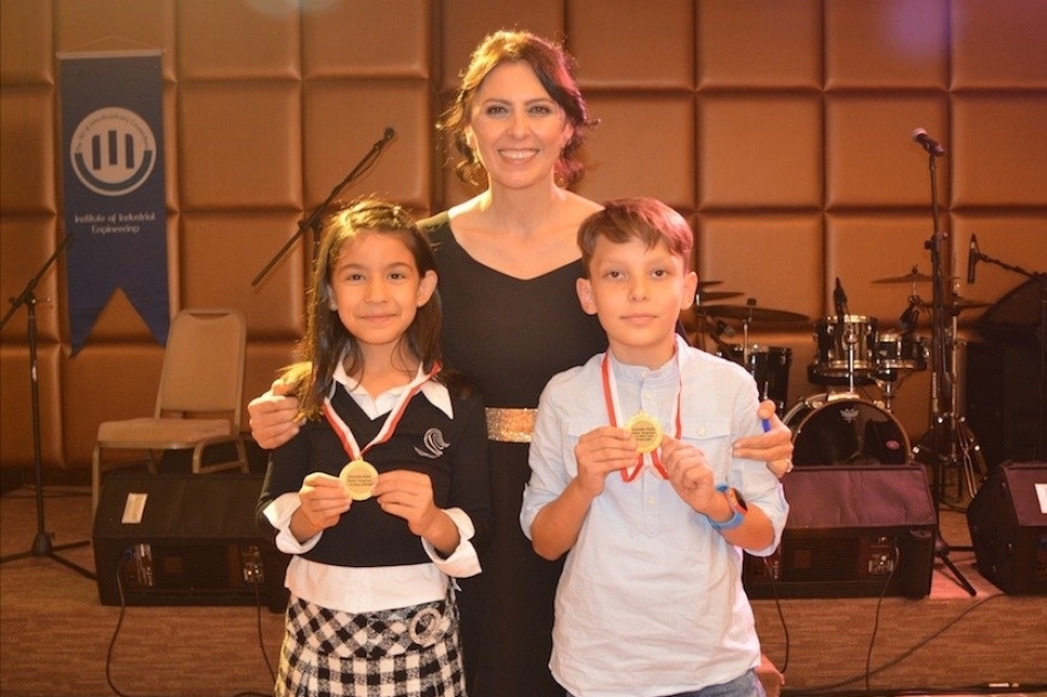 Nisa Üresin and Baki Cem Sirkecioğlu, the winners of the best picture and description award on waste and efficiency, were given their awards by DÖSİAD YKB Ms. Gültekin Gencer.