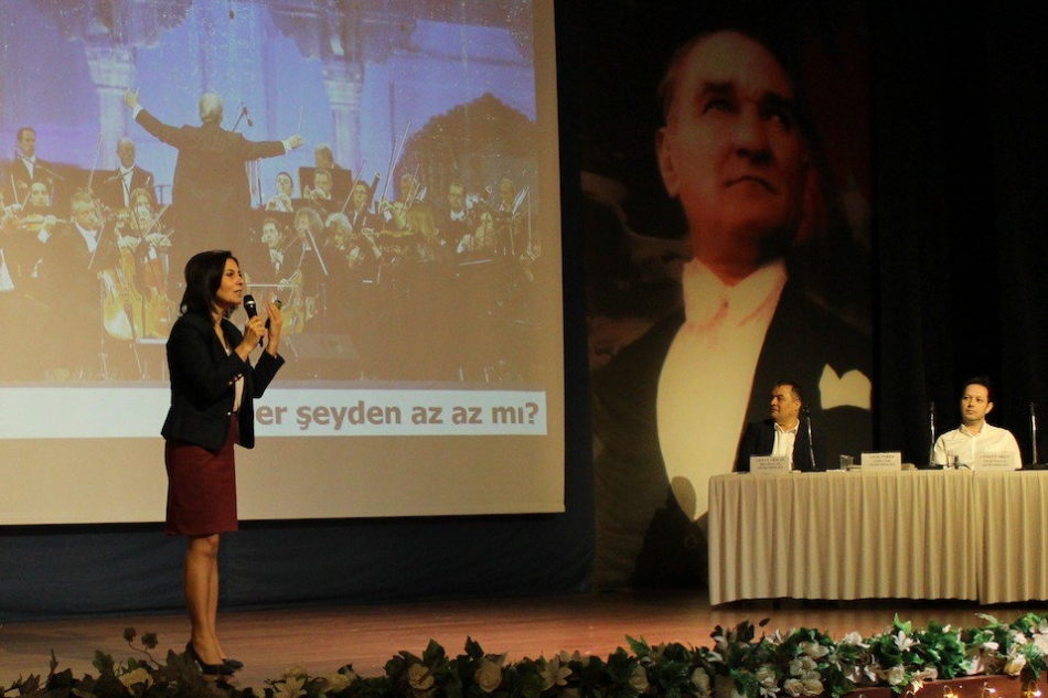 Endüstri mühendisleri sistemleri ve süreçleri tasarlar bu yüzden biraz makine biraz işletme karması değil tüm disiplinlerin kesişim noktasıdır.